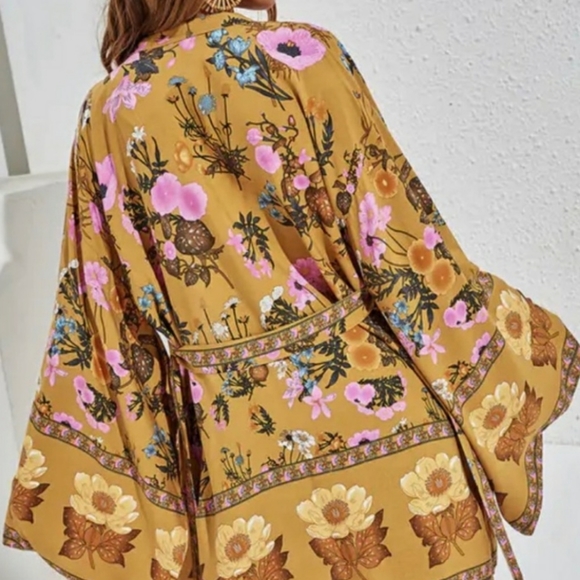 White Floral Short Cotton Kimono with Sash - Picture 12 of 14